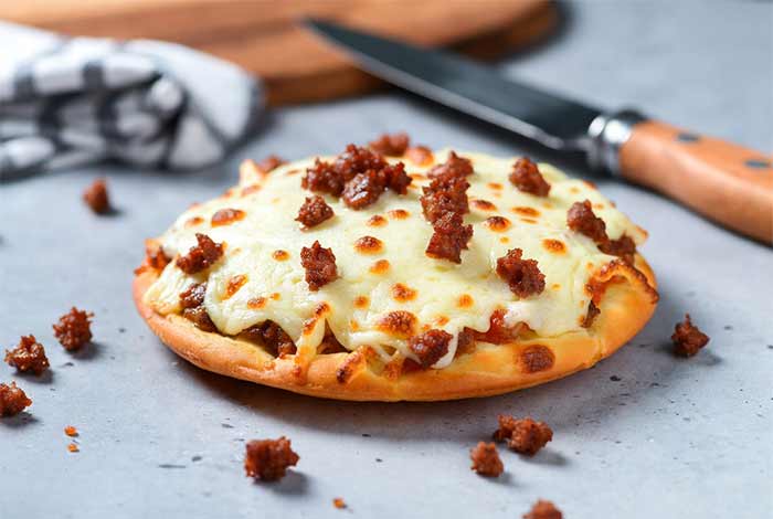 اسنک پیتزایی پرپنیر با سوسیس رنده‌شده